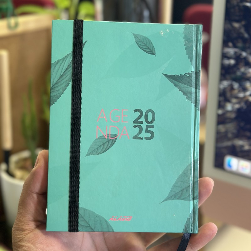 ⁦اجنده 2025 من اديب بتصميم اوراق لون فيروزي مقاس 12*17⁩ - الصورة ⁦1⁩