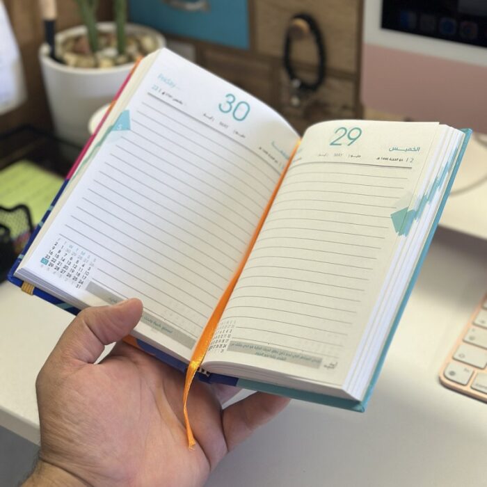 ⁦اجنده 2025 من اديب بتصميم اوراق لون فيروزي مقاس 12*17⁩ - الصورة ⁦2⁩