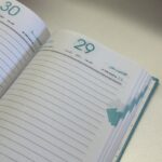 اجنده 2025 من اديب بتصميم لشكال لون بنفسجي وبرتقالي مقاس 12*17