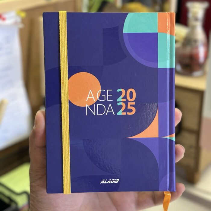 ⁦اجنده 2025 من اديب بتصميم لشكال لون بنفسجي وبرتقالي مقاس 12*17⁩ - الصورة ⁦3⁩