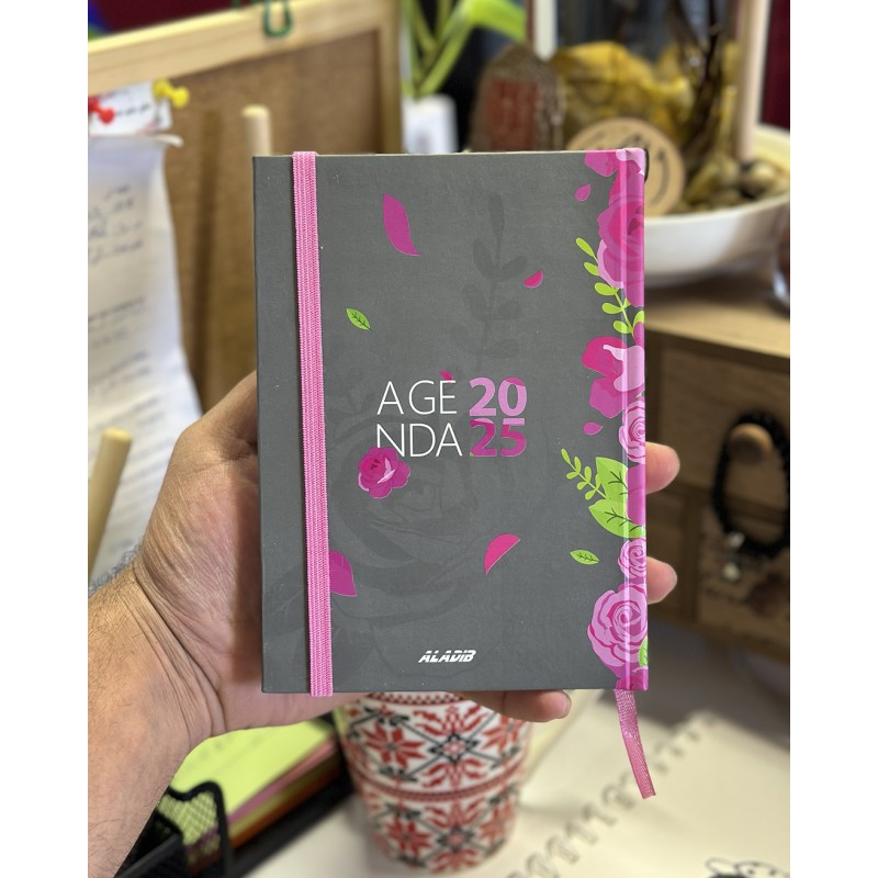 1033755758_67dc842313e9d اجنده 2025 من اديب بنصميم ورد جوري لون زهري وسكني مقاس 12*17 - الصورة 1