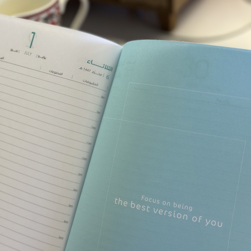 1033755762_67dc84281191c اجنده 2025 جلد ساده من الاديب لون ترقواز مقاس 18*25 - الصورة 1