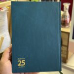⁦اجنده 2025 جلد ساده من الاديب لون ترقواز مقاس 18*25⁩ - الصورة ⁦3⁩