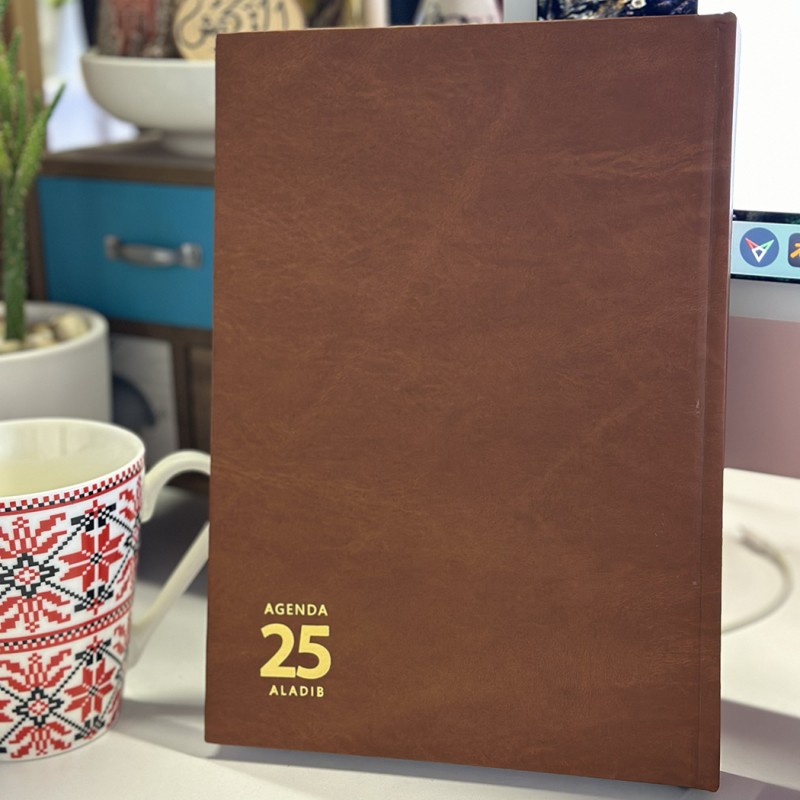 ⁦اجنده 2025 جلد ساده من الاديب لون عسلي مقاس 18*25⁩ - الصورة ⁦1⁩