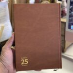 ⁦اجنده 2025 جلد ساده من الاديب لون عسلي مقاس 18*25⁩ - الصورة ⁦2⁩