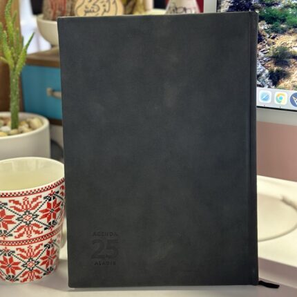 اجنده 2025 جلد ساده من الاديب لون اسود مقاس 18*25