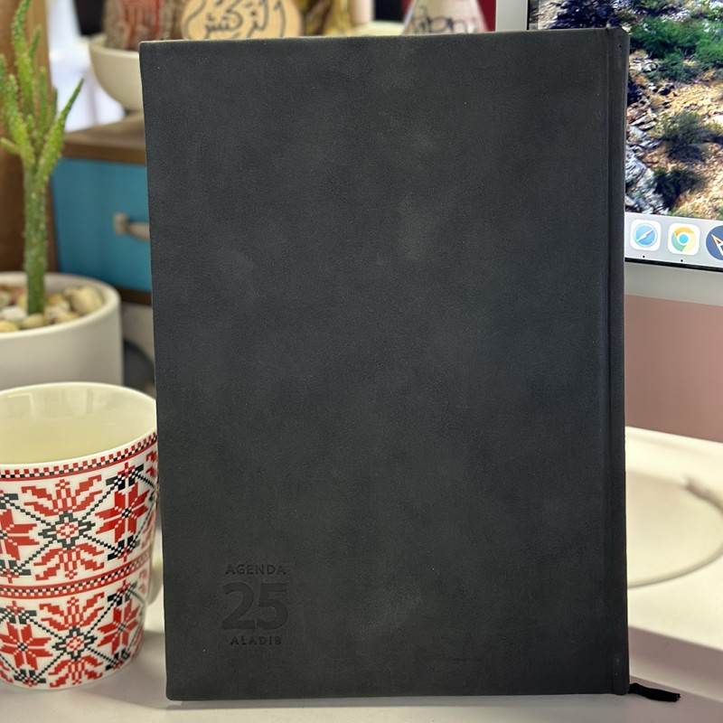 1033755766_67dc842d70d40 اجنده 2025 جلد ساده من الاديب لون اسود مقاس 18*25 - الصورة 1