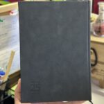 ⁦اجنده 2025 جلد ساده من الاديب لون اسود مقاس 18*25⁩ - الصورة ⁦2⁩