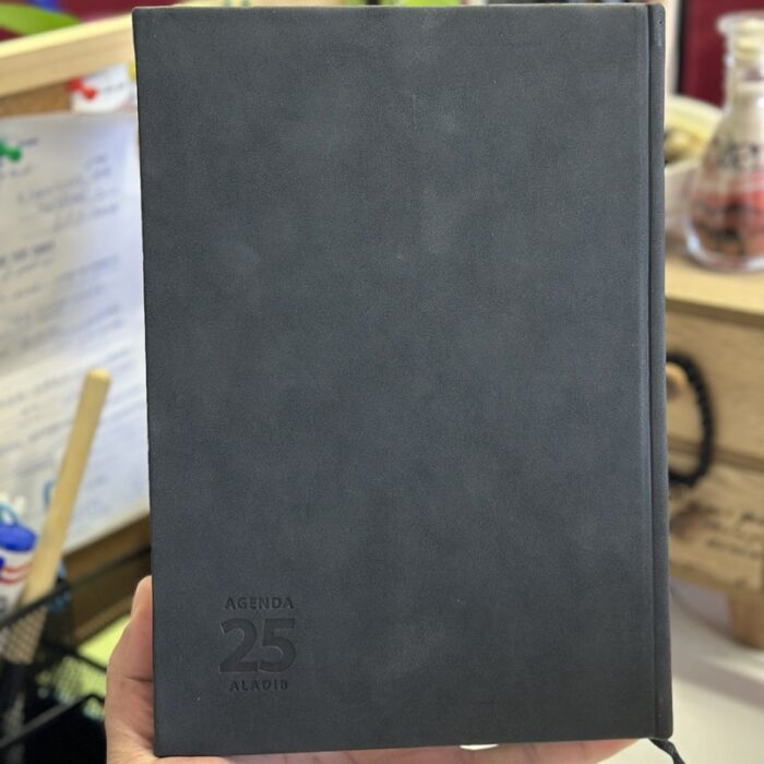 ⁦اجنده 2025 جلد ساده من الاديب لون اسود مقاس 18*25⁩ - الصورة ⁦2⁩