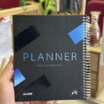 بلانر سلك من الاديب بتصميم لون اسود وازرق مقاس 20*17