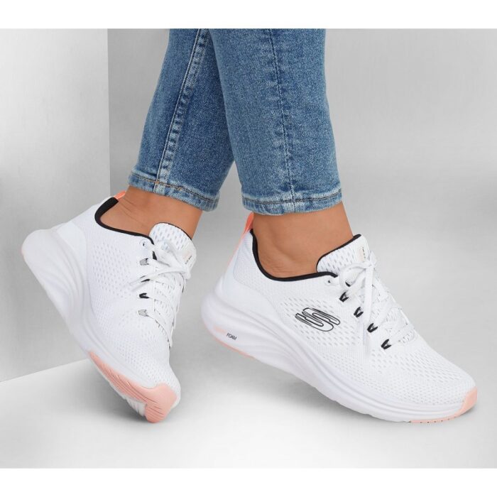 ⁦Skechers Women's Vapor Foam - Fresh Trend Shoes - حذاء سكيتشرز فابور فوم- فرش ترند للنساء لون أبيض⁩ - الصورة ⁦5⁩