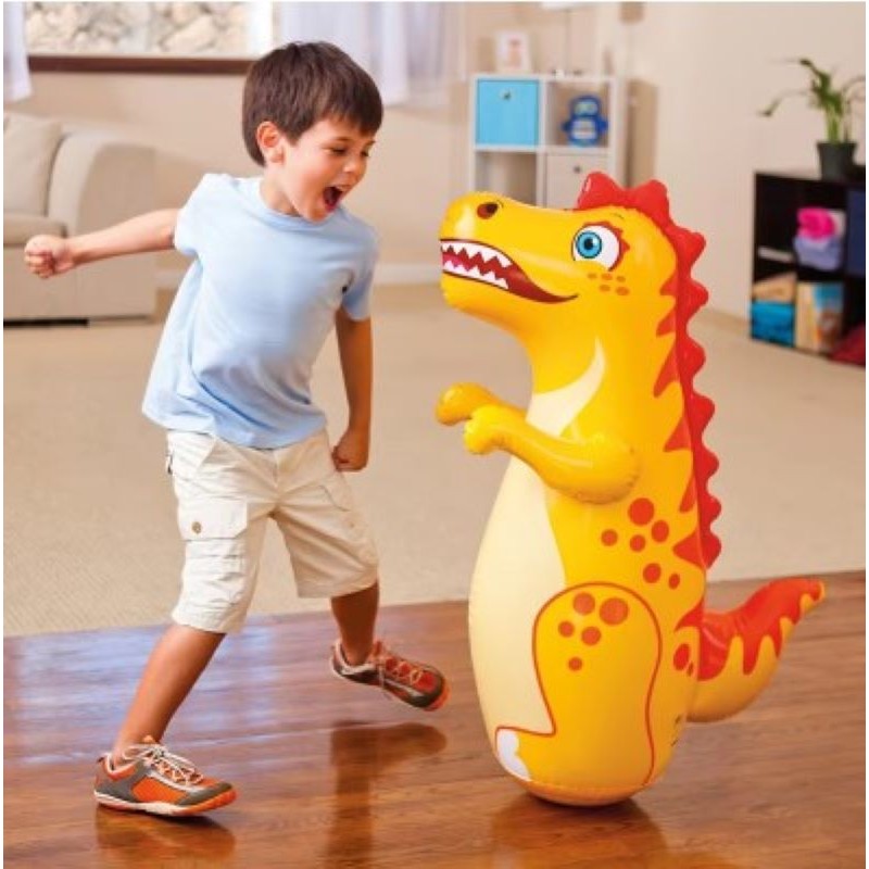 ⁦كيس ملاكمة قابل للنفخ للأطفال بتصميم ديناصور لون اصفر مقاس 94x61 سم- يتم تعبئته بالقليل من الهواء ثم وضع بعض الماء بداخله  حتى يثبت، ثم يتم ملئه بالهواء⁩ - الصورة ⁦1⁩