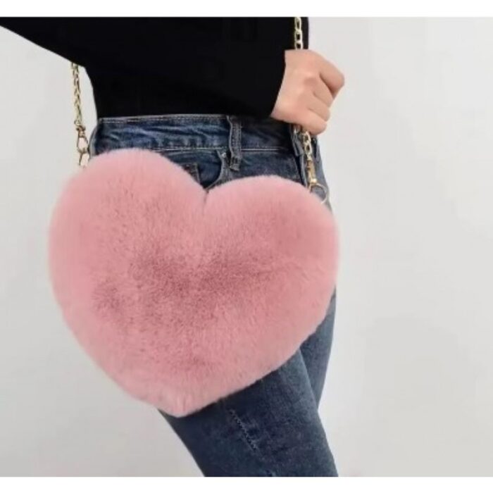 103375752_67dc9e2dc9975 شنطة كتف أنيقة للصبايا على شكل قلب مع سحاب وسلسة باللون الذهبي - ارتفاع 20 سم وعرض 25 سم - لون زهري - الصورة 1