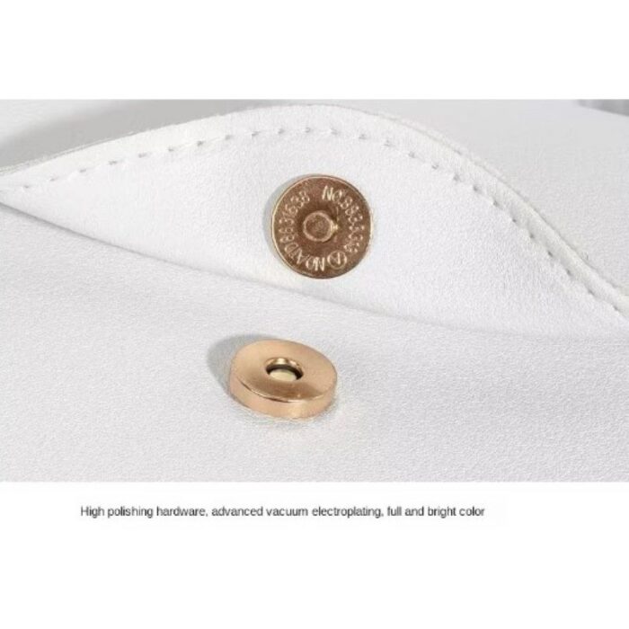 ⁦شنطة صغيرة للصبايا  والاطفال  انيقة من الفرو الصناعي الناعم بمقبض يد علوي وسلسة كتف ذهبية -  تصميم أنيق ولطيف - ارتفاع 15 سم وعرض 21 سم - لون أبيض⁩ - الصورة ⁦5⁩