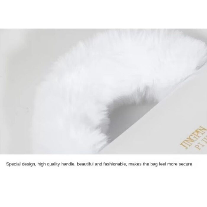 ⁦شنطة صغيرة للصبايا  والاطفال  انيقة من الفرو الصناعي الناعم بمقبض يد علوي وسلسة كتف ذهبية -  تصميم أنيق ولطيف - ارتفاع 15 سم وعرض 21 سم - لون أبيض⁩ - الصورة ⁦6⁩