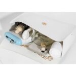 ⁦شنطة صغيرة للصبايا  والاطفال  انيقة من الفرو الصناعي الناعم بمقبض يد علوي وسلسة كتف ذهبية -  تصميم أنيق ولطيف - ارتفاع 15 سم وعرض 21 سم - لون أبيض⁩ - الصورة ⁦7⁩