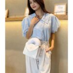 ⁦شنطة صغيرة للصبايا  والاطفال  انيقة من الفرو الصناعي الناعم بمقبض يد علوي وسلسة كتف ذهبية -  تصميم أنيق ولطيف - ارتفاع 15 سم وعرض 21 سم - لون أبيض⁩ - الصورة ⁦8⁩