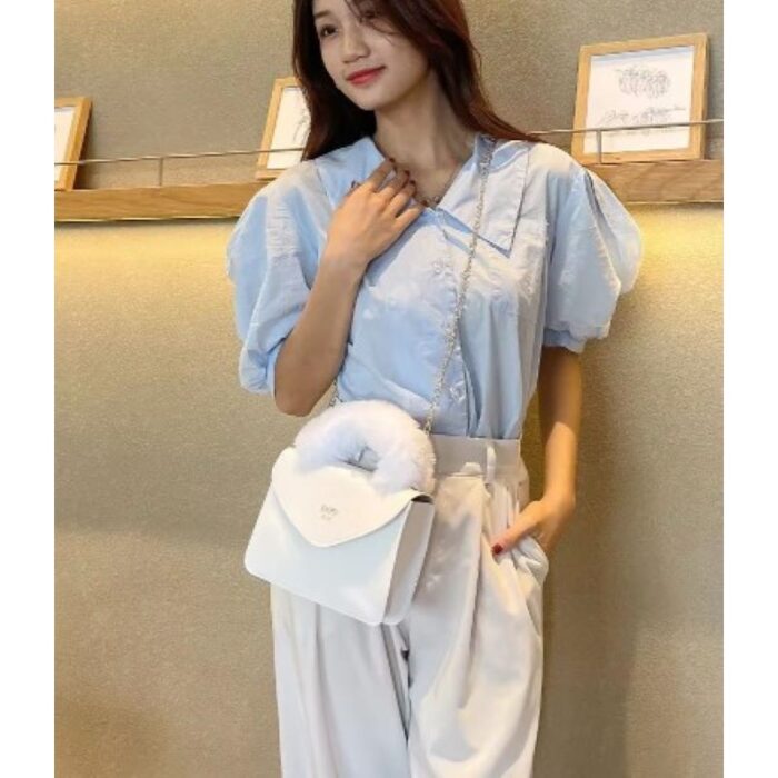 ⁦شنطة صغيرة للصبايا  والاطفال  انيقة من الفرو الصناعي الناعم بمقبض يد علوي وسلسة كتف ذهبية -  تصميم أنيق ولطيف - ارتفاع 15 سم وعرض 21 سم - لون أبيض⁩ - الصورة ⁦8⁩