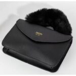 ⁦شنطة  صغيرة للصبايا والاطفال أنيقة من الفرو الصناعي الناعم بمقبض يد علوي وسلسة كتف ذهبية - ارتفاع 15 سم وعرض 21 سم - لون أسود⁩ - الصورة ⁦2⁩