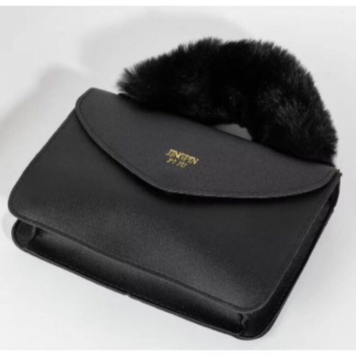 ⁦شنطة  صغيرة للصبايا والاطفال أنيقة من الفرو الصناعي الناعم بمقبض يد علوي وسلسة كتف ذهبية - ارتفاع 15 سم وعرض 21 سم - لون أسود⁩ - الصورة ⁦2⁩