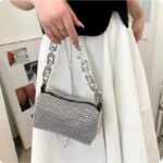 ⁦شنطة كروس نسائية صغيرة مصنوعة من حجر الراين اللامع مع سلسة كتف أنيقة⁩ - الصورة ⁦2⁩