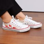 ⁦حذاء كاجوال ساق قصير صناعة يدوية للنساء لون بيج ونعل ابيض⁩ - الصورة ⁦2⁩