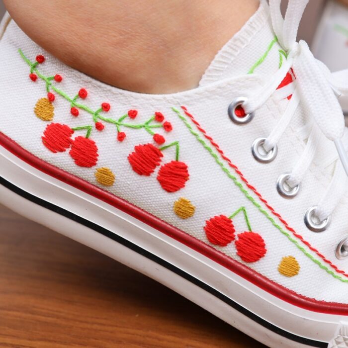 ⁦حذاء كاجوال ساق قصير صناعة يدوية للنساء لون بيج ونعل ابيض⁩ - الصورة ⁦6⁩