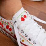 ⁦حذاء كاجوال ساق قصير صناعة يدوية للنساء لون بيج ونعل ابيض⁩ - الصورة ⁦11⁩