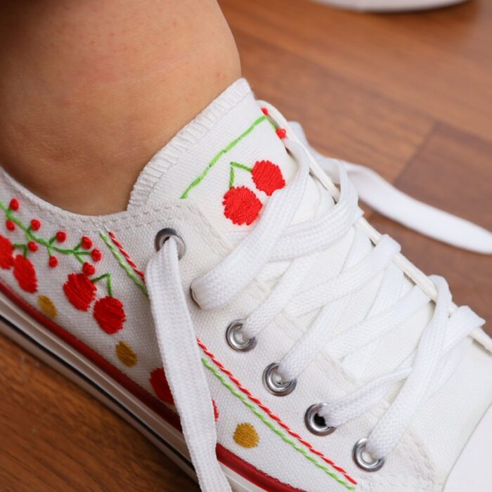 ⁦حذاء كاجوال ساق قصير صناعة يدوية للنساء لون بيج ونعل ابيض⁩ - الصورة ⁦11⁩