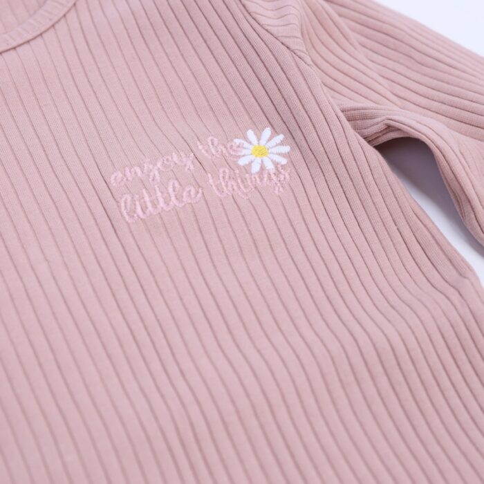 ⁦بلوزة قطن للأطفال ربيعية لون زهري نود⁩ - الصورة ⁦2⁩