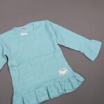 ⁦فستان قطن ربيعي للأطفال لون فستقي⁩ - الصورة ⁦2⁩