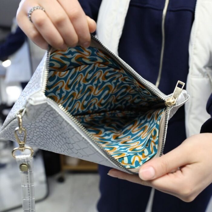 103375964_67dc9fca9fd92 محفظة وجزدان نسائي ماركة GAIA جلد لون فضي - الصورة 1