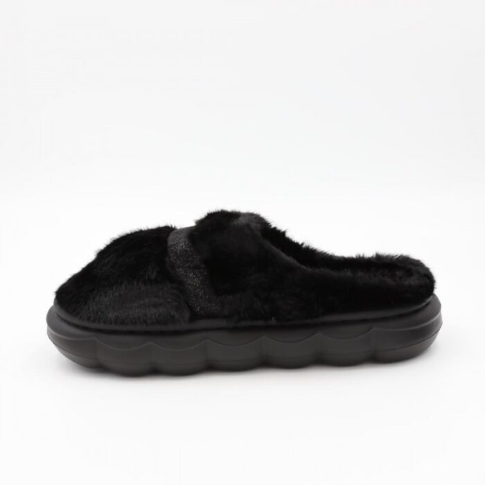 ⁦حفاية شتوية لون أسود بتصميم قلب مع قشاط بلمعة⁩ - الصورة ⁦2⁩