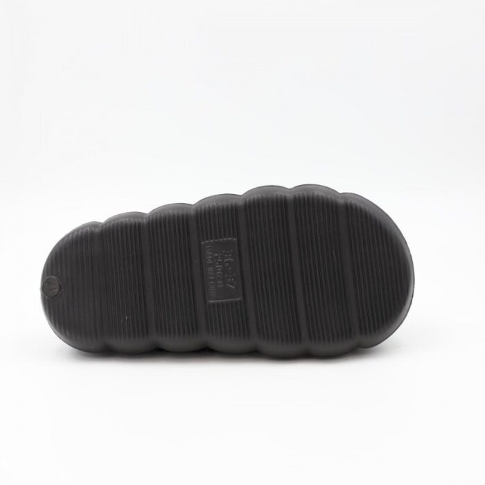 ⁦حفاية شتوية لون أسود بتصميم قلب مع قشاط بلمعة⁩ - الصورة ⁦3⁩