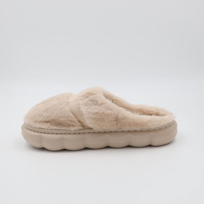 103376009_67dca04de42da حفاية شتوية لون بيج بتصميم قلب مع قشاط بلمعة - الصورة 1