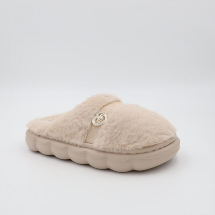 ⁦حفاية شتوية لون بيج بتصميم قلب مع قشاط بلمعة⁩ - الصورة ⁦4⁩