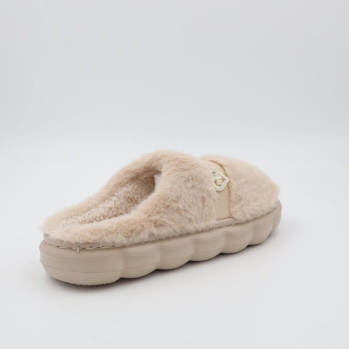 ⁦حفاية شتوية لون بيج بتصميم قلب مع قشاط بلمعة⁩ - الصورة ⁦6⁩