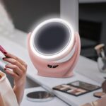 ⁦مراة مضيئة مع مروحة متعددة الاستخدمات للمكياج تعمال بشحن والبطاريات لون زهري⁩ - الصورة ⁦4⁩