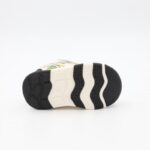 ⁦حذاء برباط للأطفال بتصميم دبدوب لون أسود وأبيض⁩ - الصورة ⁦5⁩