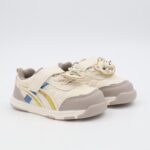 حذاء برباط للأطفال بتصميم دبدوب لون كاكي و أبيض