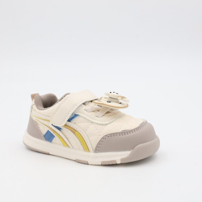 ⁦حذاء برباط للأطفال بتصميم دبدوب لون كاكي و أبيض⁩ - الصورة ⁦2⁩