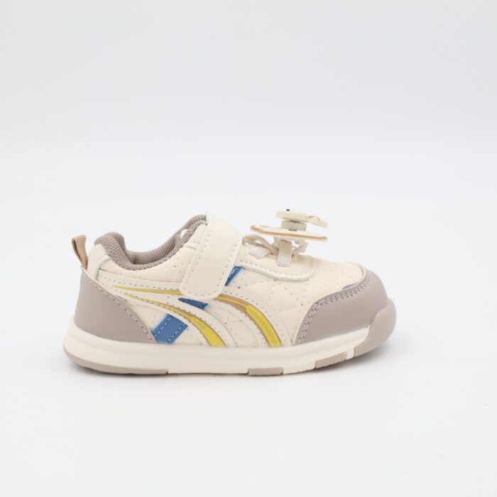 ⁦حذاء برباط للأطفال بتصميم دبدوب لون كاكي و أبيض⁩ - الصورة ⁦3⁩