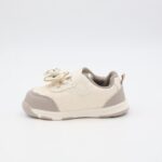 ⁦حذاء برباط للأطفال بتصميم دبدوب لون كاكي و أبيض⁩ - الصورة ⁦4⁩