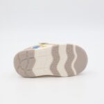 ⁦حذاء برباط للأطفال بتصميم دبدوب لون كاكي و أبيض⁩ - الصورة ⁦5⁩