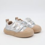 حذاء للأطفال لون فضي ونعل بني
