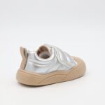 ⁦حذاء للأطفال لون فضي ونعل بني⁩ - الصورة ⁦4⁩