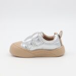 ⁦حذاء للأطفال لون فضي ونعل بني⁩ - الصورة ⁦5⁩