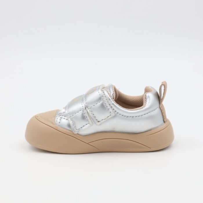 ⁦حذاء للأطفال لون فضي ونعل بني⁩ - الصورة ⁦5⁩