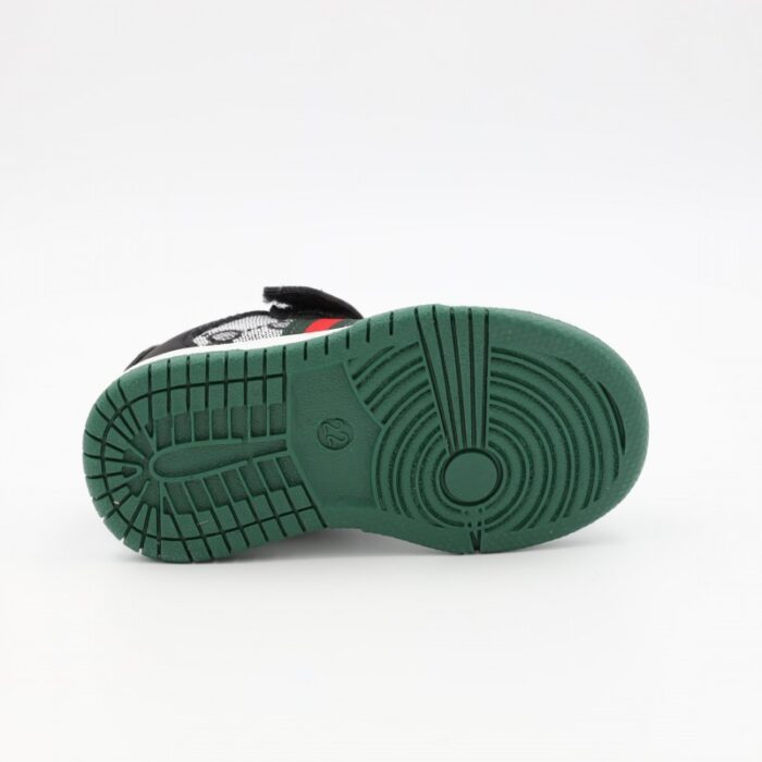 ⁦حذاء برباط ولاصق للأطفال لون أسود ونعل أبيض و أخضر⁩ - الصورة ⁦6⁩