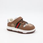 ⁦حذاء برباط ولاصق للأطفال لون بني ونعل أبيض⁩ - الصورة ⁦2⁩